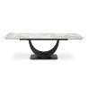 Stół rozkładany Fernando: blat w białym marmurze i czarna, półokrągła podstawa na płytce.