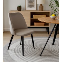 Krzesło GOYA z czarnymi nogami – styl, komfort i nowoczesny design.