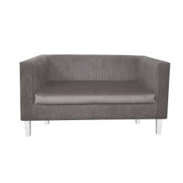 Sofa dwumiejscowa z szarym obiciem, prostymi bokami i metalowymi nóżkami.