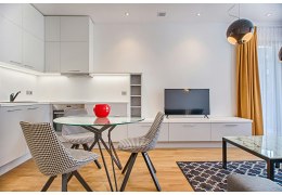 Stół z krzesłami – zestaw, którego nie może zabraknąć w każdym domu